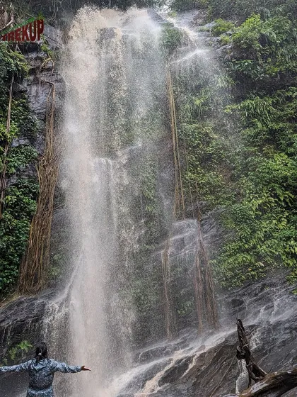 A trekker standing in front of the beautiful Hidlumane waterfalls on the Kodachadri trail.