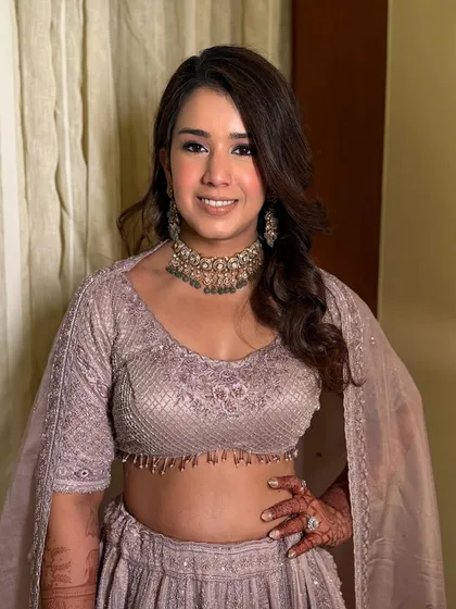 A soft and pretty makeup look for the groom's sister. The shimmery eyes and pink tones in the makeup perfectly match her lilac lehenga.