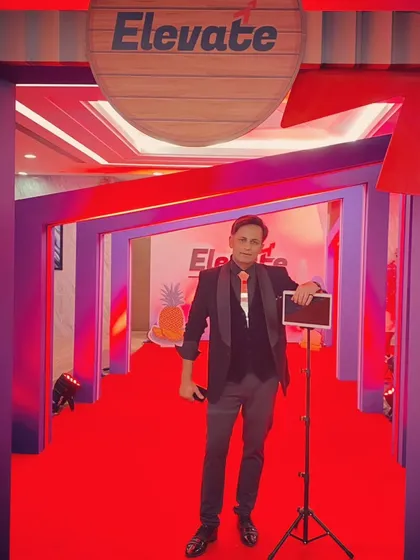 Ready to perform my iPad magic at the 'Elevate' event. This modern form of entertainment is perfect for engaging audiences at conferences, trade shows, and corporate parties, offering a unique and interactive experience.