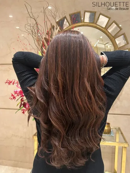 A symphony of caramel and copper hues. Our internationally trained experts weave warmth and sophistication into the hair, creating a true work of art.