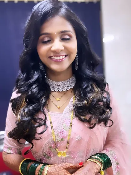 My bride Aditi, looking radiant for her reception. I created a soft glam look with beautiful waves in her hair and a focus on glowing, flawless skin.