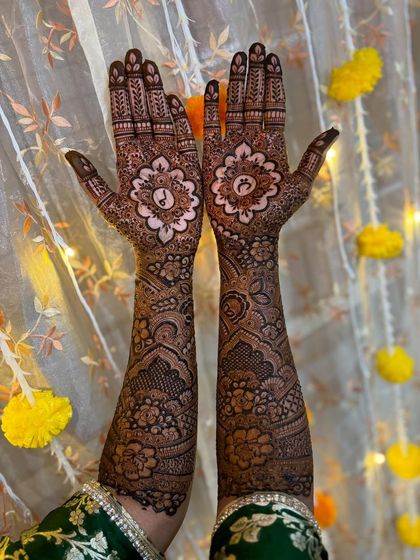 Another beautiful shot of the personalized mandala mehendi, with fairy lights in the background adding to the magic.