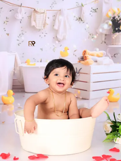Splash sessions are all about capturing pure, uninhibited fun. This little one’s happy expression and playful kick in the mini-tub, surrounded by rubber ducks and bubbles, makes for a delightful and lively memory.