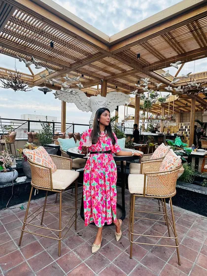 A perfect example of a vibrant brunch look. This bright floral midi dress is comfortable yet so stylish, especially when cinched at the waist with a belt. I help clients find these kinds of effortless outfits for day events.
