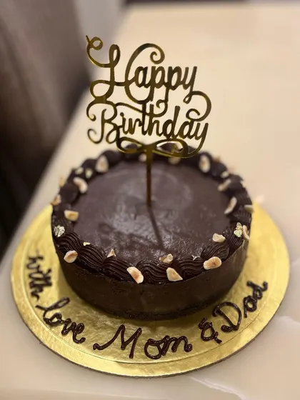 For the ultimate chocolate lover, we created the Double Chocolate Baked Cheesecake. It’s a rich, dense, and completely egg-free cheesecake made with 55% dark chocolate and topped with toasted hazelnuts for a delightful texture.