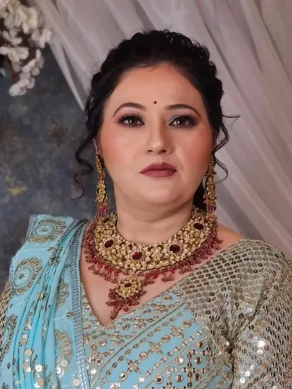 A close-up of my client's stunning look. The outfit, the jewelry, the makeup, everything is just perfect.