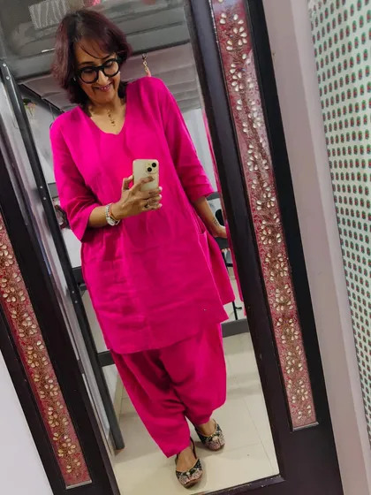 The mirror selfie shows how beautifully the bright pink stands out.