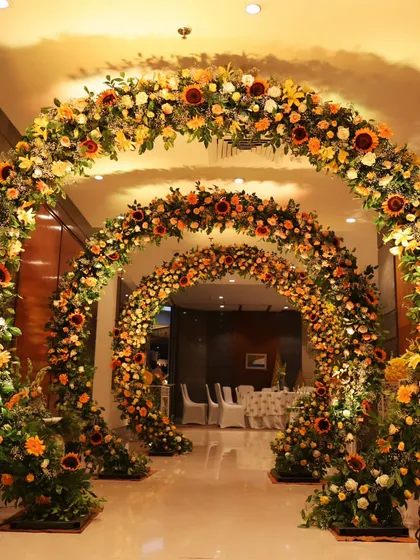 A modern yet traditional Haldi entrance. We created this stunning tunnel of cascading sunflower and marigold arches, welcoming guests into a celebration filled with sunshine, laughter, and vibrant color. 💛