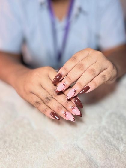 A lovely brown and pink set with delicate leaf art. The color combination is unique and sophisticated.