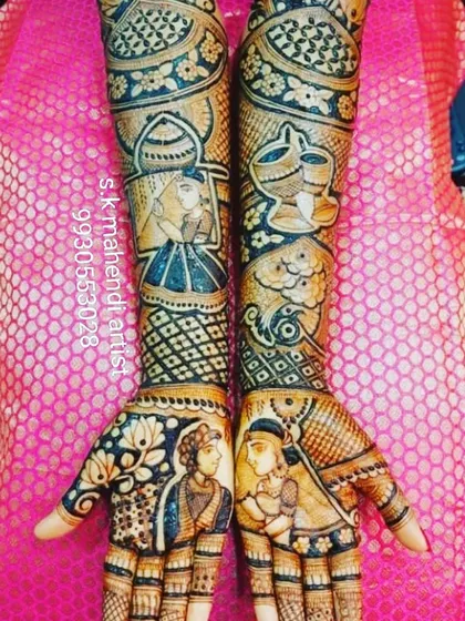 This design features portraits of the couple on the palms. The arms show a bride in a doli and other traditional wedding symbols.