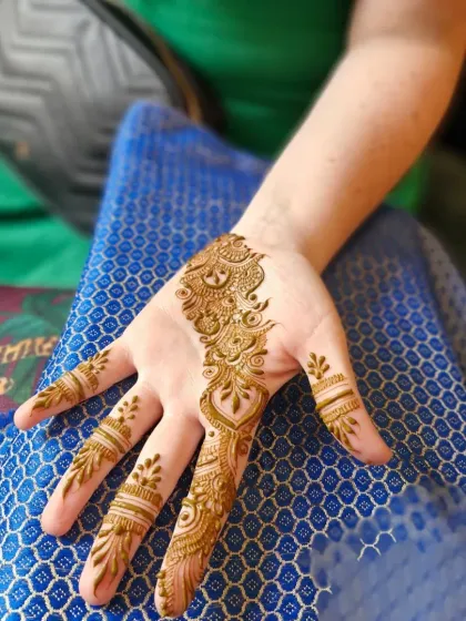A simple and elegant Arabic-style vine on the back of the hand. This is a popular and quick choice for guests at any function.