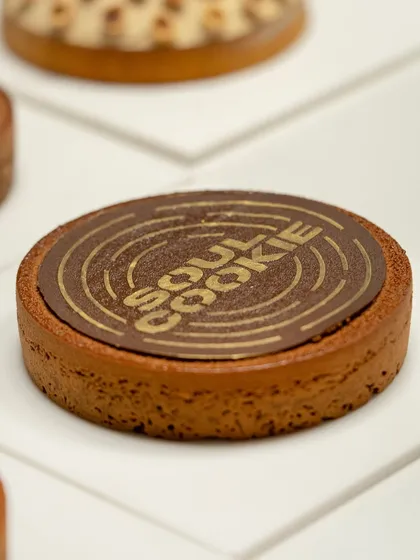 This is what it's all about: creating something beautiful that tastes even better. In our workshops, you'll learn the techniques to craft stunning desserts like this "Soul Cookie" chocolate tart, from the perfect crust to the final garnish.