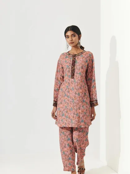 A simple yet elegant printed kurta set. The makeup is natural and fresh, a perfect example of a "no-makeup" makeup look that is ideal for any daytime wedding festivity.
