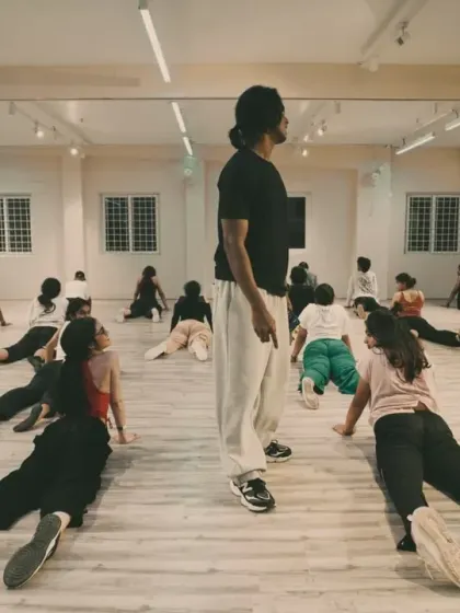 Donny leading the class through floorwork drills. His workshops are about pushing boundaries and exploring new ways of moving.