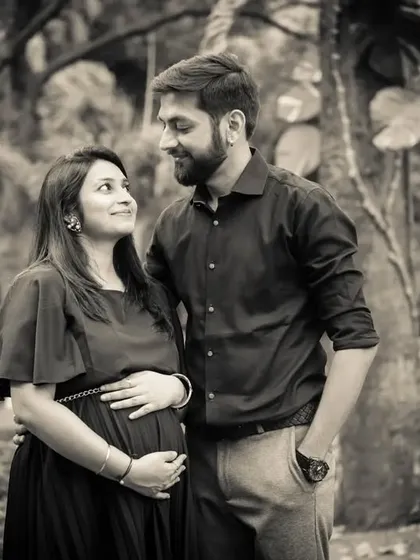 This black and white photo captures the loving gaze between a couple, creating a classic and romantic maternity portrait.