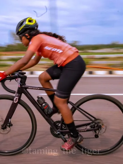 A young female rider on a Scott Contessa, a bike designed for women.