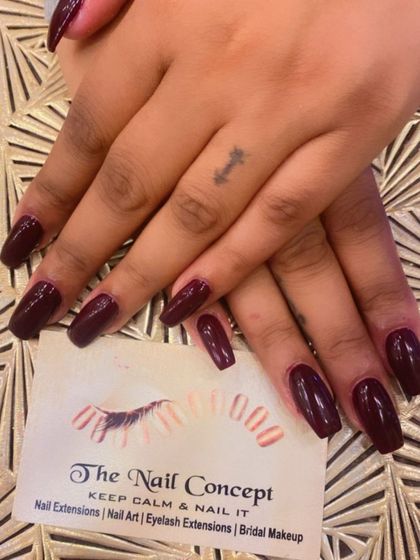 A classic set of coffin-shaped nails in a deep, glossy maroon. This color is timeless, elegant, and perfect for any occasion.
