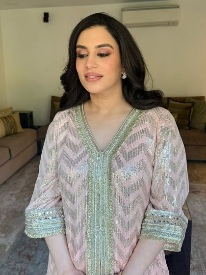 Another angle of this beautiful soft day glam. The pink tones on the eyes and cheeks create a harmonious look, while the skin remains the hero with a luminous, healthy finish.