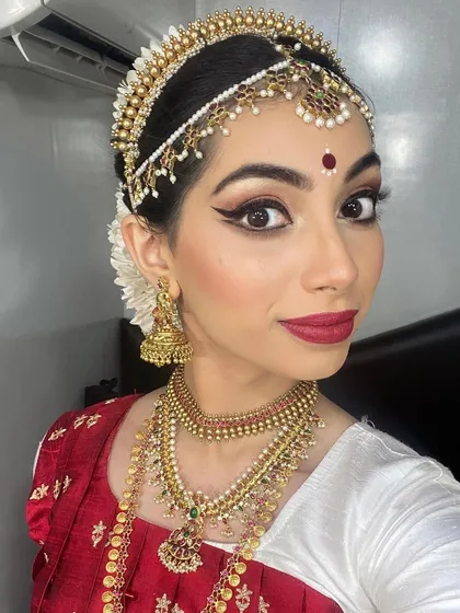 A selfie from the 'Chandramukhi 2' audio launch. I absolutely loved this glamorous hair and makeup look created for the event.