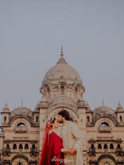 A beautiful portrait of the couple with the palace domes in the background.