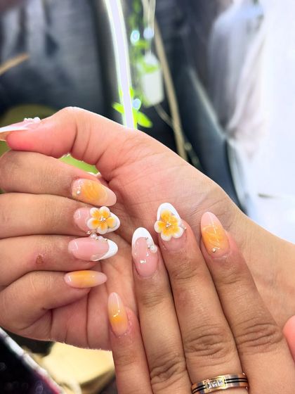 A sunny and cheerful design perfect for summer. This set features a yellow ombre base with delicate 3D yellow flowers, each centered with a tiny rhinestone for a bit of sparkle.