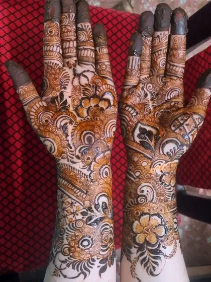 A beautiful example of Indo-Arabic henna. You can see the bold, dark floral and leaf patterns characteristic of Arabic style, combined with the fine, detailed fillers of Indian mehndi.