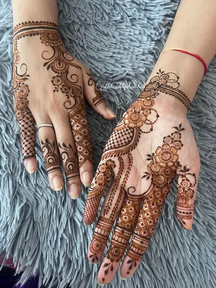 Simple yet elegant. This Indo-Arabic mehendi style is perfect for wedding guests, bridesmaids, or anyone who loves a minimalist look. It combines delicate floral vines with geometric net patterns for a light but beautiful design.