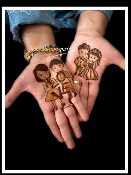 A close-up of the groom's hands, showcasing the personalized couple caricatures.
