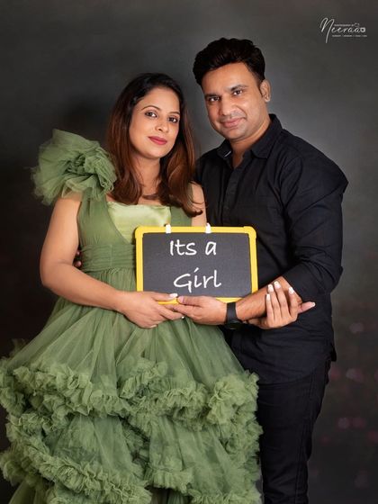 "It's a Girl!" Using a little chalkboard sign is a wonderful way to make a special announcement as part of your maternity photoshoot.