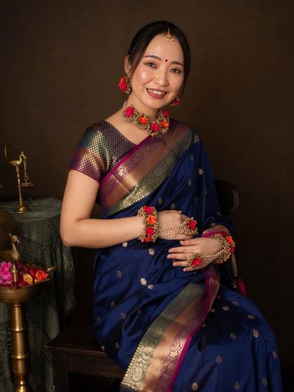 A radiant smile that bridges cultures. Adorned with fresh floral jewelry, this Japanese mom-to-be looks absolutely stunning in a traditional Indian saree.