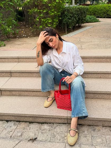 A different way to style the white shirt and jeans look, this time with a pop of red from the bag and dressier flats.