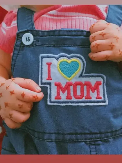 There is nothing more pure than decorating the hands of a little one. I created these simple star-like patterns for this princess, and her adorable outfit just makes it all the more special. This is why I love my work.