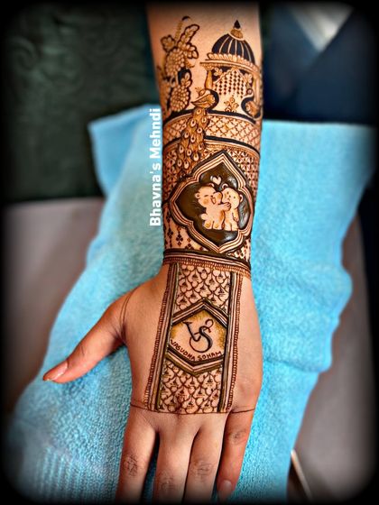 The final look of the engagement back-hand design, a perfect blend of personal elements and traditional art.