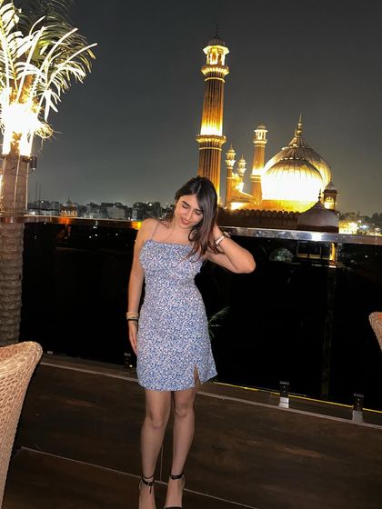 A beautiful night view of Jama Masjid from Gumbad Cafe. This is a stunning shot that combines a great outfit with an iconic landmark.