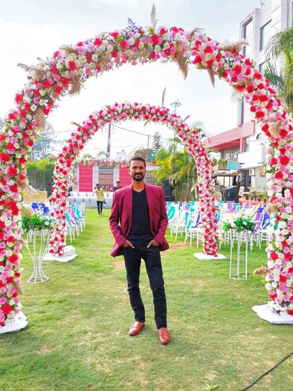 At the beautiful outdoor venue in Saputara, ready for a live glitter painting performance. The floral arches and vibrant decor provided a wonderful backdrop for creating a memorable piece of art.