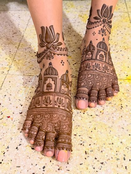 Another view of the dome-patterned foot mehendi, highlighting the delicate chains and lotus details.