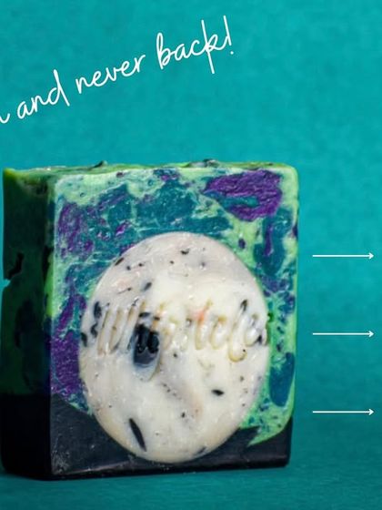 Our limited-edition "To the Moon" soap, a celestial tribute to the Aurora Borealis. It's formulated with purifying Activated Charcoal and scented with Oudh, Musk, and Oakmoss.