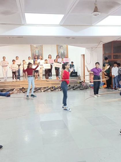 Hula hooping at our circus arts workshop! The Kids Kona is a space for movement, creativity, and joy. We want to build a warm community of ecologically aware people, starting with the youngest ones.