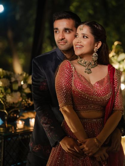 A classic couple portrait. Janhvi’s glamorous makeup, with its warm tones and shimmer, enhances her features beautifully.