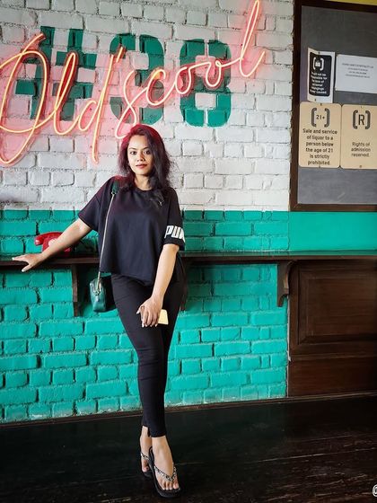 An all-black outfit is always a good idea. This look is perfect for a casual evening at a cool, neon-lit spot.