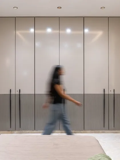 A wardrobe isn’t just a storage solution, it’s an extension of your style. This bespoke unit, finished in a soft grey PU paint with minimalist black handles, brings clean lines and a flawless finish to this serene bedroom.