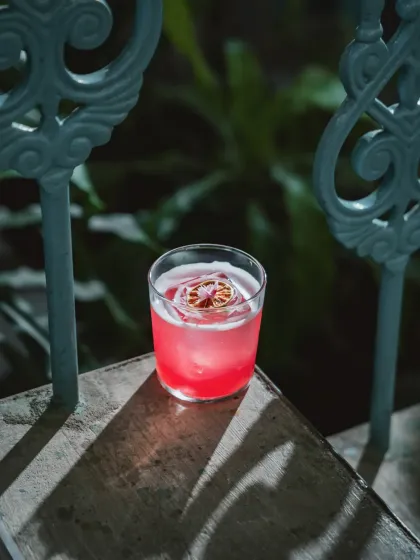 A warm night, citrus and litchi in the breeze. That feeling became Havana Night, a zero-alcohol cocktail that captures the pulse of the tropics. Lime, litchi, cranberry, and pineapple dance between sweet and sharp, grounded by black salt.