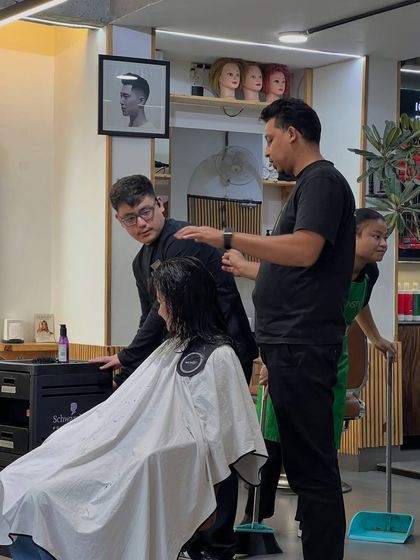 A moment of teaching and collaboration between our stylists. We believe in continuous learning and growth.