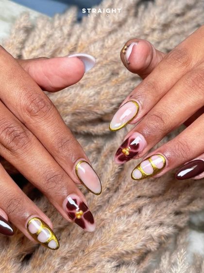 The full view of this sophisticated, hand-painted set. The mix of solid nails and detailed art creates a balanced and artistic look.