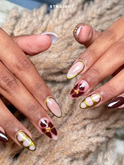 The full view of this sophisticated, hand-painted set. The mix of solid nails and detailed art creates a balanced and artistic look.