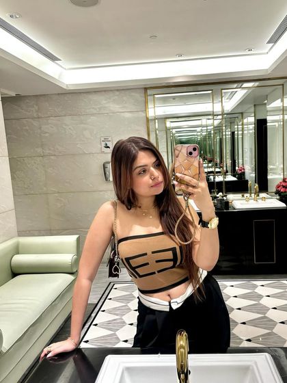 Another angle of the trendy bandeau top look.