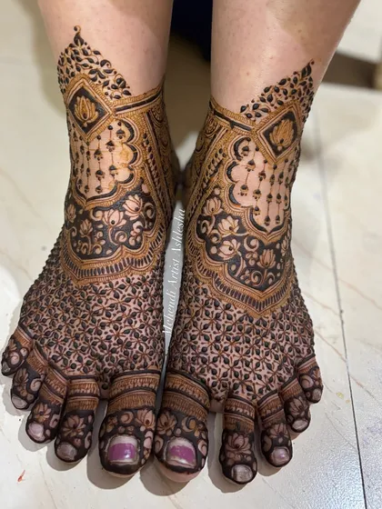 A full-coverage feet design with a lotus motif. The dense, intricate patterns create a rich and textured look, perfect for a bride.