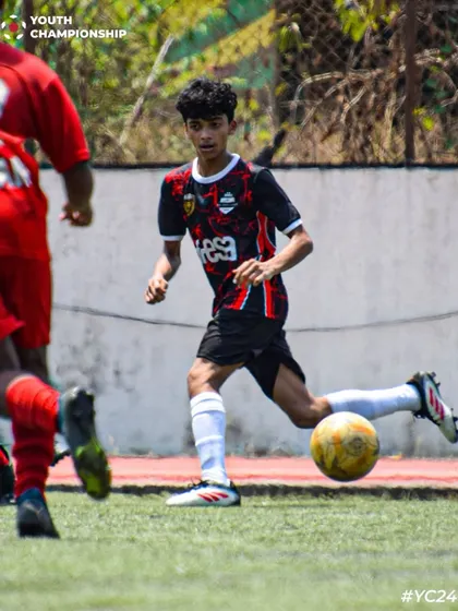 An SG5 player in control during the U17 semi-final, looking to make a play.