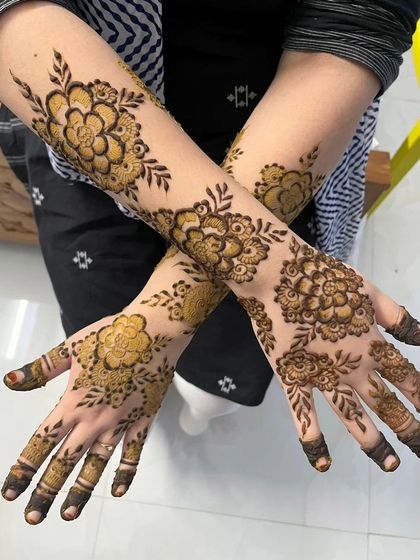 A bold and beautiful floral design with large, shaded flowers that stand out. This style is perfect for someone who loves floral art and wants their henna to make a statement.