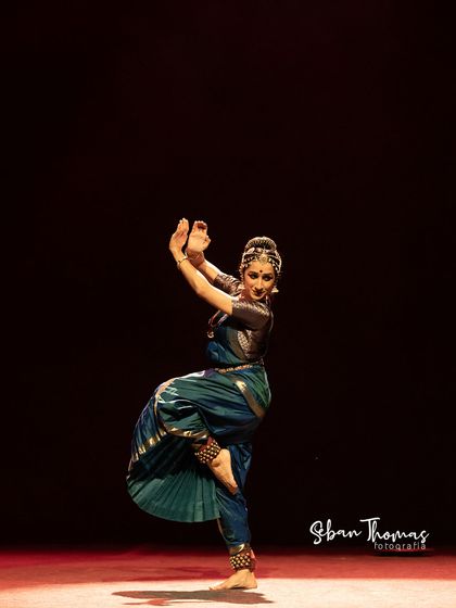 The dramatic lighting at the Nishagandhi Auditorium helped create a powerful atmosphere. Here, a simple pose is amplified by the stark contrast of light and shadow.